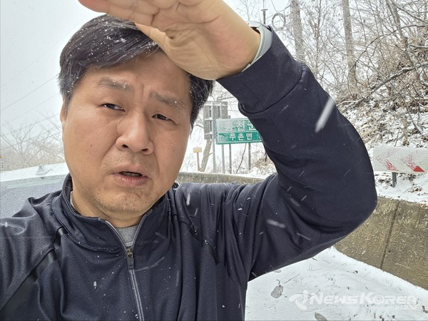 기자가 김동수 씨를 만나고 돌아오는 정오무렵 눈발이 생각보다 심했다. 부디 오늘 산에 오른 김동수 심마니의 하루가 무탈하길 기원하며 서울을 향해 출발했다. @뉴스코리아 최신 기자