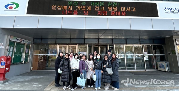 천안시다문화가족지원센터(센터장 윤연한)는 초기입국 결혼이민자와 천안으로 이주한 외국인 주민들을 위한 지역사회 탐방 프로그램 ”시티투어와 함께하는 걸어서 천안속으로“ 를 오는 3월 19일(수)에 첫 프로그램 시작으로 매월 셋째 주 수요일에 진행한다  @천안시다문화가족지원센터.