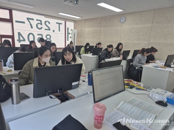 결혼이민자 직업훈련 프로그램에 참여중인 결혼이민자들 @수원시다문화가족지원센터