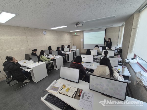 결혼이민자 직업훈련 프로그램에 참여중인 결혼이민자들 @수원시다문화가족지원센터