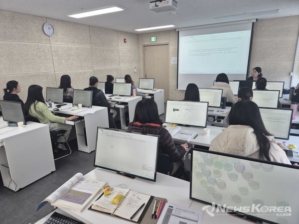 결혼이민자 직업훈련 프로그램에 참여중인 결혼이민자들 @수원시다문화가족지원센터