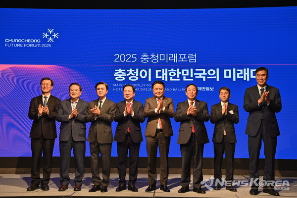 이장우 대전시장, 김영환 충북도지사, 최민호 세종시장, 우동기 지방시대위원회 위원장, 고기동 행정안전부 장관 직무대행, 김경호 국민일보 사장, 김태흠 충남도지사등 200여명이 자리를 함께 한 2025 충청미래포럼 현장 @충청남도