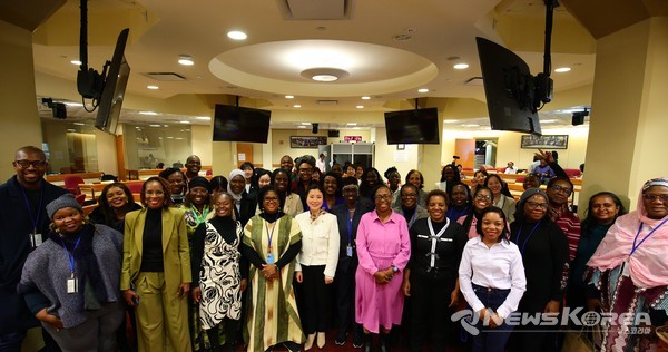 3월 10일 유엔 CSW69 AU 사이드 이벤트를 마치고 전나형 사무총장(가운데)과 참석자들이 기념 촬영을 하고 있다. @IWPG