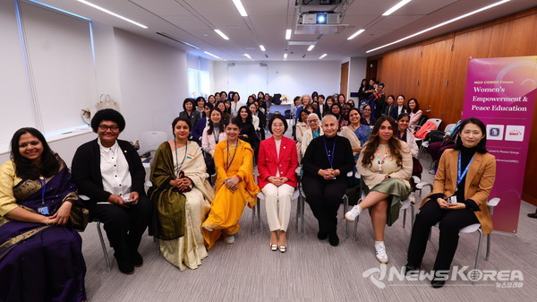 윤현숙 IWPG 대표(가운데)와 IWPG 관계자를 비롯한 참석자들이 18일 IWPG가 개최한 유엔 CSW69 NGO 포럼에서 기념사진을 촬영하고 있다. @IWPG