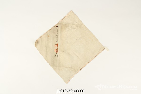 최정숙 손수건 – 서울 3·1운동에 참여한 최정숙이 옥중에서 부채를 감쌌던 손수건에 ‘긔렴’이라고 수를 놓았다. @제주교육박물관