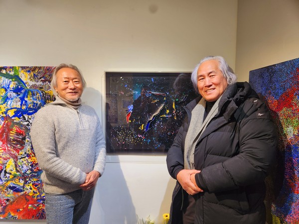 '비욘드 갤럭시(Beyond Galaxy)' 전시장에 우연히 방문한 박재동 작가와 기념촬영을 하고 있는 이경주 작가(좌)   @뉴스코리아 허승규 기자