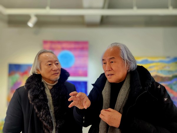 전시장을 방문해 각자의 세계관의 지향점에 대해 이야기하고 있는 이경주 작가(좌)와 박재동 화백(우)   @뉴스코리아 허승규 기자