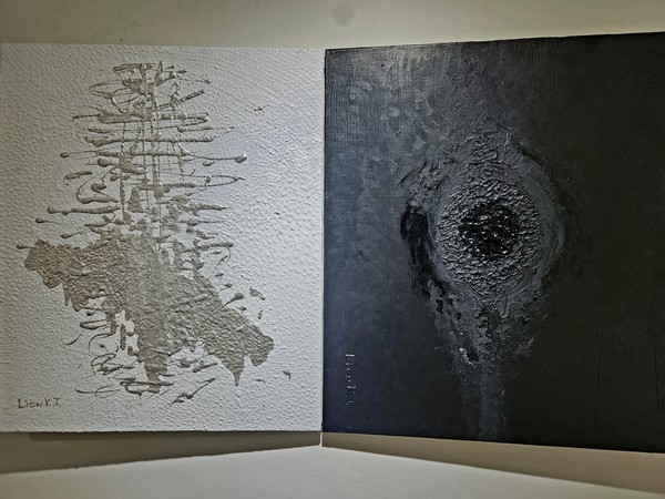  평면적인 캔버스에 공간 개념을 도입하여, 작품의 선과 면이 같은 평면인 것처럼 보이지만 실제로는 수억 광년 떨어진 공간을 표현했다.   @뉴스코리아 허승규 기자