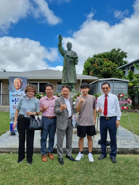 오른쪽부터 김동균 건국대통령이승만재단 회장, 본지 김무성 동포기자, 남영돈 1대 한인회관장 겸 한인회 이사장, 서대영 한인회장, 안마리꼬 한미시민권자연맹 회장.  @뉴스코리아 김찬훈 특파원