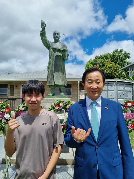본지 김무성 동포기자와 이서영 총영사. @뉴스코리아 김찬훈 특파원