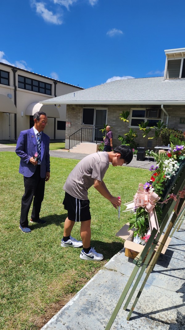 본지 김무성 동포기자가 이승만 건국대통령 동상에 헌화중이다. 뒤는 허상기 재향군인회 하와이지회 부회장. @뉴스코리아 김찬훈 특파원