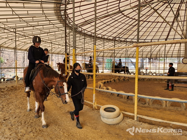 참여 학생들이 승마 체험을 하고 있다. @아산시