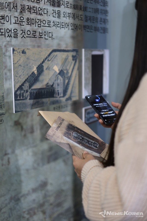 ICT 기술을 활용한 투어 콘텐츠 ‘수원역’ 게임을 수행하는 장면. @수원시