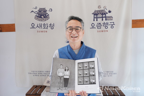 수원시 관광브랜드 ‘요새화성, 요즘행궁’의 행궁가게 관광상품화에 참여한 한 공방거리 상인이 행궁사랑채에서 관광객들을 맞이하고 있다. @수원시