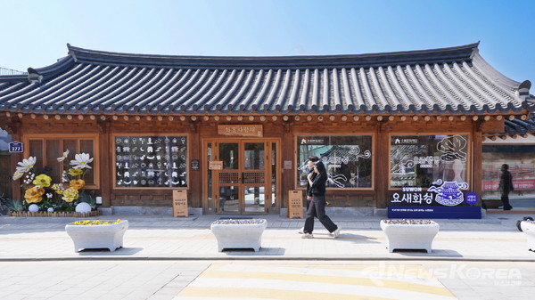 행궁동 관광객들이 북부권역 여행자라운지인 화홍사랑채 앞을 지나가고 있다. @수원시