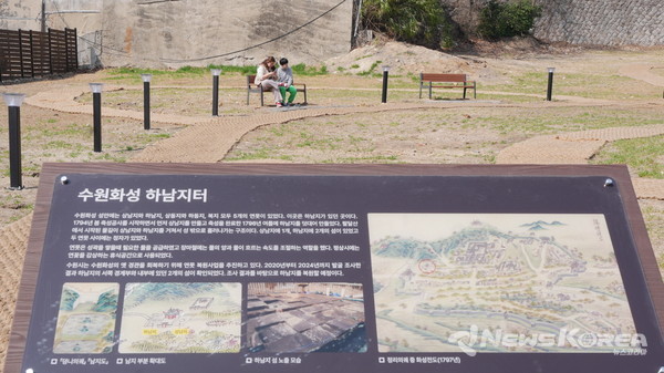 수원시 행궁동 공방거리 끝 하남지터에서 시민들이 휴식하고 있다. @수원시