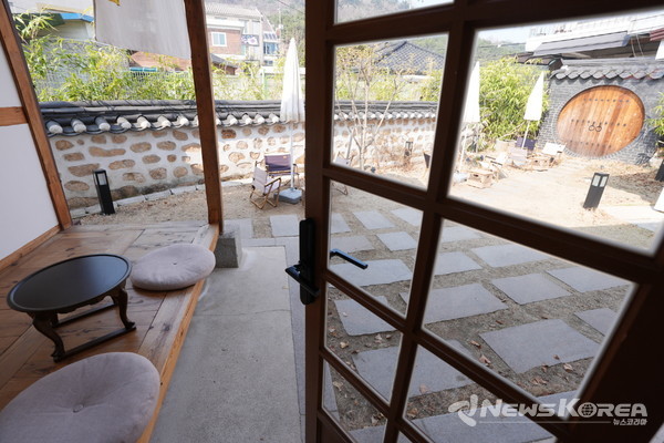 수원시 행궁동 행궁사랑채 안마당에 마련된 쉼터. @수원시