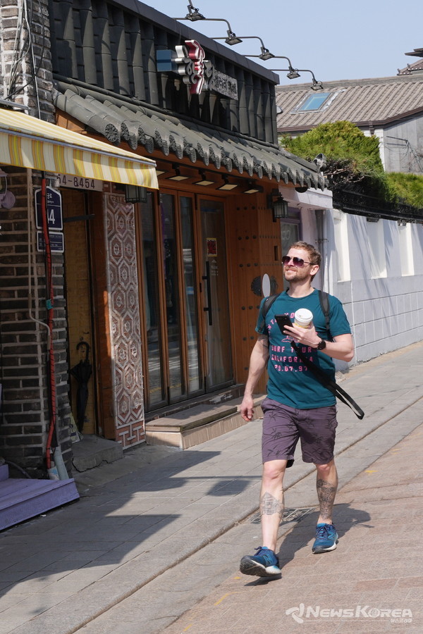 외국인 관광객이 수원시 행궁동 공방거리 골목을 여행하고 있다. @수원시