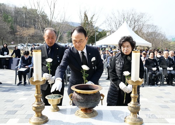 28일 박상돈 천안시장과 천안함 유족 등이 천안보훈공원 내 천안함 추모비에 헌화하고 있다. @천안시