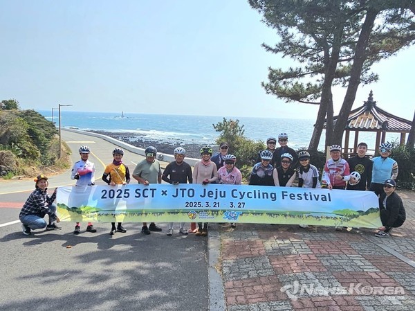 2025년 싸이클링 페스티발에 참가한 참가자들이 기념촬영을 하고 있다. @제주관광공사