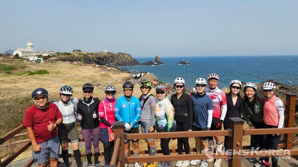 2025년 싸이클링 페스티발에 참가한 참가자들이 기념촬영을 하고 있다. @제주관광공사