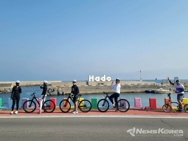 2025년 싸이클링 페스티발에 참가한 참가자들이 기념촬영을 하고 있다. @제주관광공사