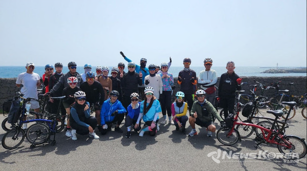 2025년 싸이클링 페스티발에 참가한 참가자들이 기념촬영을 하고 있다. @제주관광공사