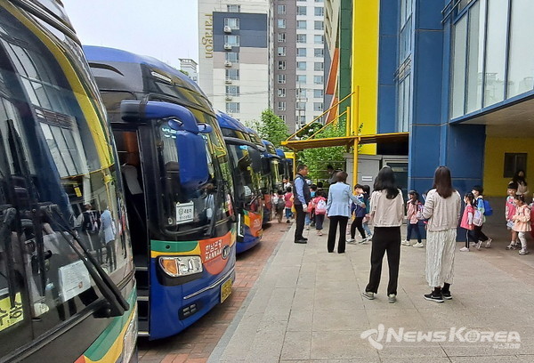 ▲도봉구에서 지원하는 ‘도봉 창의체험버스’를 이용 중인 학생들 @도봉구