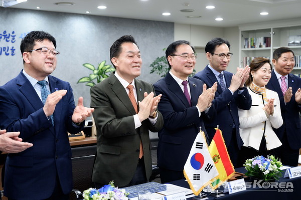 이재준 시장(왼쪽 2번째), 김현수 제1부시장(왼쪽 1번째) 등이 의향서 체결 후 박수를 치고 있다.@수원시