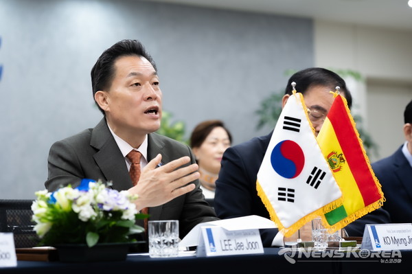 이재준 수원시장이 화상회의에서 발언하고 있다. @수원시