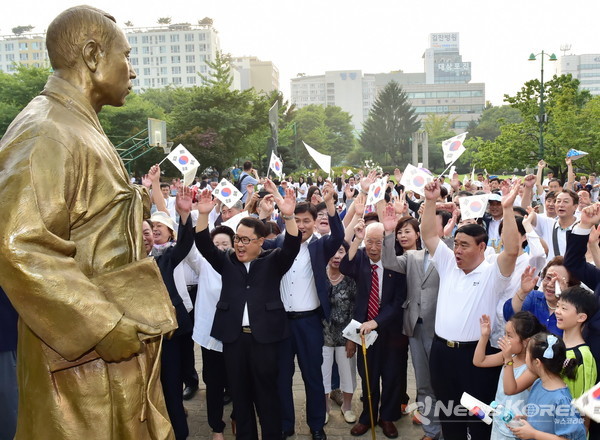 광복 70주년이었던 지난 2015년 수원시민이 모금해 건립한 임면수 동상 앞에서 제막식이 열려 수원시민들이 만세를 외치고 있다. @수원시