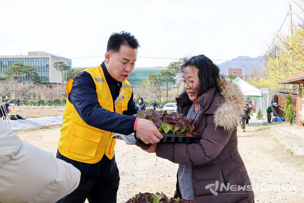 ▲오언석 도봉구청장(왼쪽)이 지난달 29일 쌍문동 나눔텃밭 개장식에 참석해 상추 모종을 배부하고 있다(2025. 3. 29. 쌍문동 나눔텃밭)  @도봉구