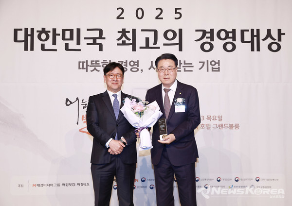 구복규 화순군수가 3일 열린 시상식에서 시상패를 받고 있다. @화순군