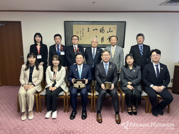 수원시 대표단이 시게루 사이교 후쿠이시장(아랫줄 왼쪽에서 3번째)과 기념 사진을 촬영하고 있다. @수원시