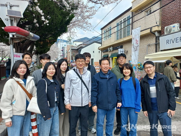 아산시, 이순신 축제 앞두고 진해군항제 견학은 아산시의회 천철호 의원을 비롯해 문화예술과, 위생과 직원들과 온양온천시장 상인회 등 20여 명이 참여했다. @아산시