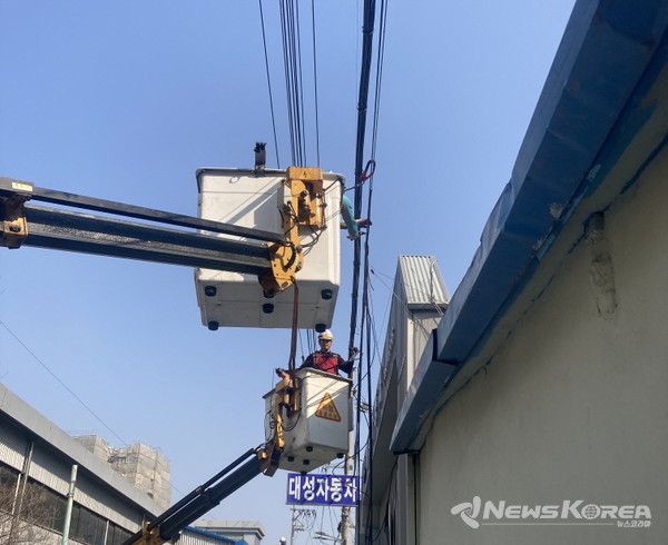 ▲도봉구 지역 내 한 곳에서 공중선 정비가 진행되고 있다. @도봉구