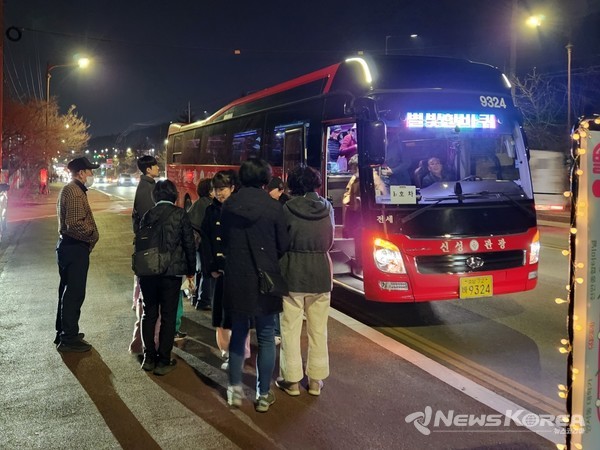 천안시 야간순환형 시티투어버스 ‘별빛한바퀴’를 이용하기 위해 승강장에서 대기하고 있다.  @천안시