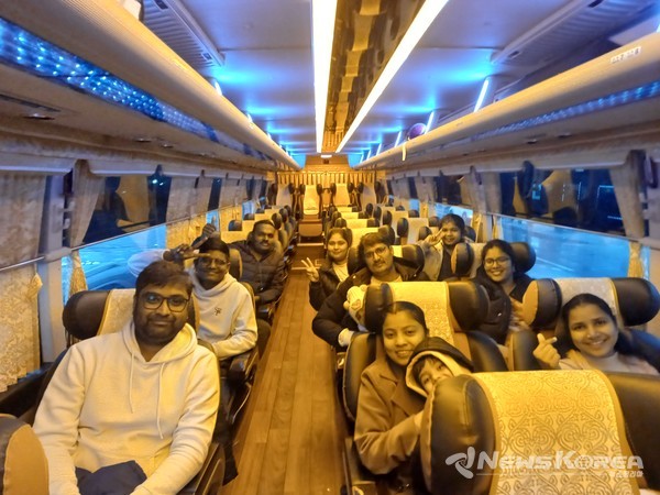 국적의 이용객들이 천천안시 야간순환형 시티투어버스 ‘별빛한바퀴’를 이용하고 있다. @천안시