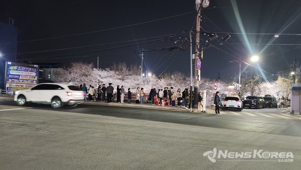 시민들이 천안시 야간순환형 시티투어버스 ‘별빛한바퀴’를 이용하기 위해 승강장에서 대기하고 있다.  @천안시