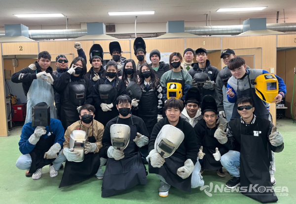 이번 교육은 기초 공구 사용법, 가공 및 측정, 도면 해독, 품질관리, 용접 실습 등 현장에서 즉시 활용 가능한 직무 역량 중심의 훈련이 이루어졌으며, 응급상황 대응, 작업장 안전사례 등 산업안전 교육도 중점적으로 다뤄졌다. @충남인력개발원