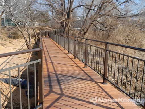 매주저수지에 새롭게 수변 산책로가 조성되었다., @천안시