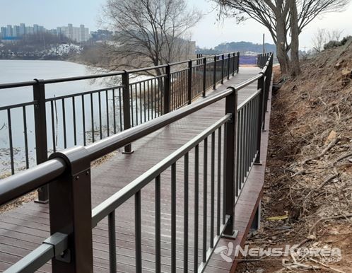매주저수지에 새롭게 수변 산책로가 조성되었다., @천안시