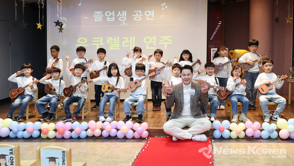 ▲오언석 도봉구청장이 학마을 어린이집 졸업생들과 사진을 찍고 있다(2025. 2. 25. 방아골 사회복지관) @도봉구