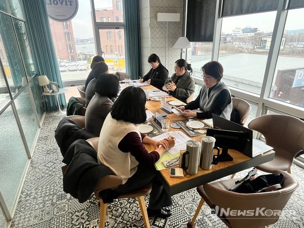 발달 코디네이터가 어린이집에서 영아의 발달 상황에 대한 검사와 모니터링을 실시한 후 교사와 부모에게 환경 솔루션을 하고 있다. @천안시