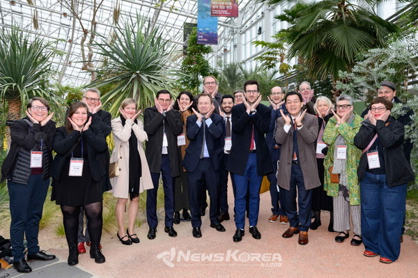 프라이부르크 방문단이 일월수목원에서 기념촬영을 하고 있다. @수원시