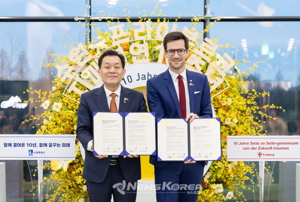 이재준 수원시장(왼쪽)과 마르틴 호른 프라이부르크시장이 협약 체결 후 기념촬영을 하고 있다. @수원시