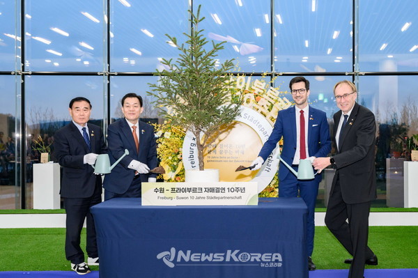 이재식 수원시의회 의장(왼쪽부터), 이재준 시장, 마르틴 호른 시장 등이 함께하고 있다. @수원시