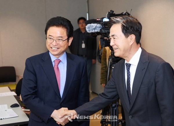 이철우 경북도지사와 김태흠 충남도지사가 악수하고 있다. @뉴스코리아 최신 기자