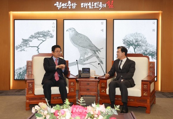 이철우 경북도지사와 김태흠 충남도지사가 환담을 나누고 있다. @뉴스코리아 최신 기자