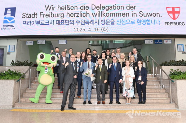 이재준 시장과 프라이부르크 대표단이 기념사진을 찍고 있다. @수원시